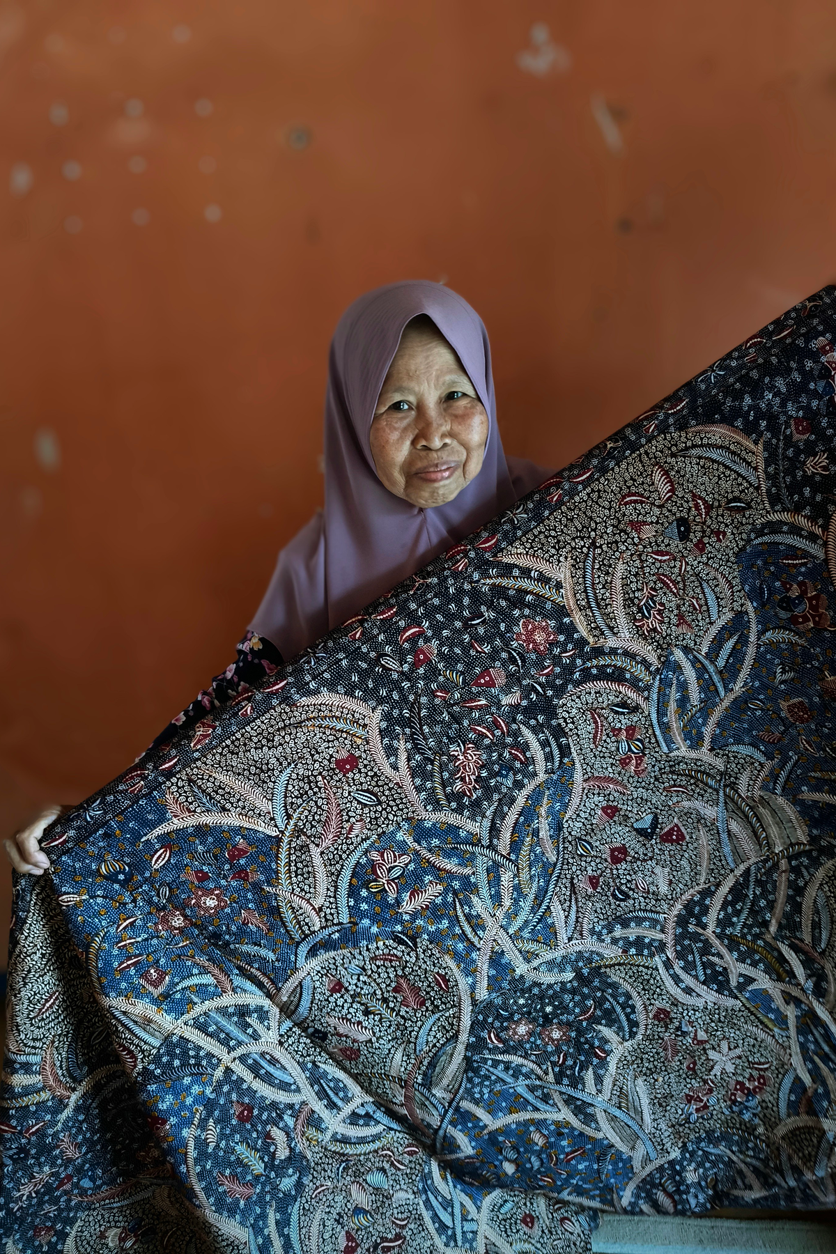 IBU WARNI, SARONG LANCURAN
