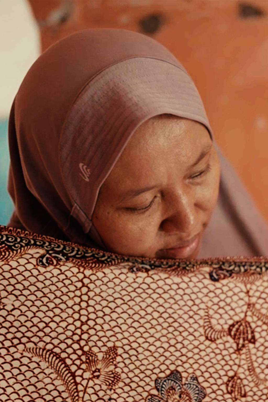 Ibu Idhoh with her work Sarong Relawati Sisik