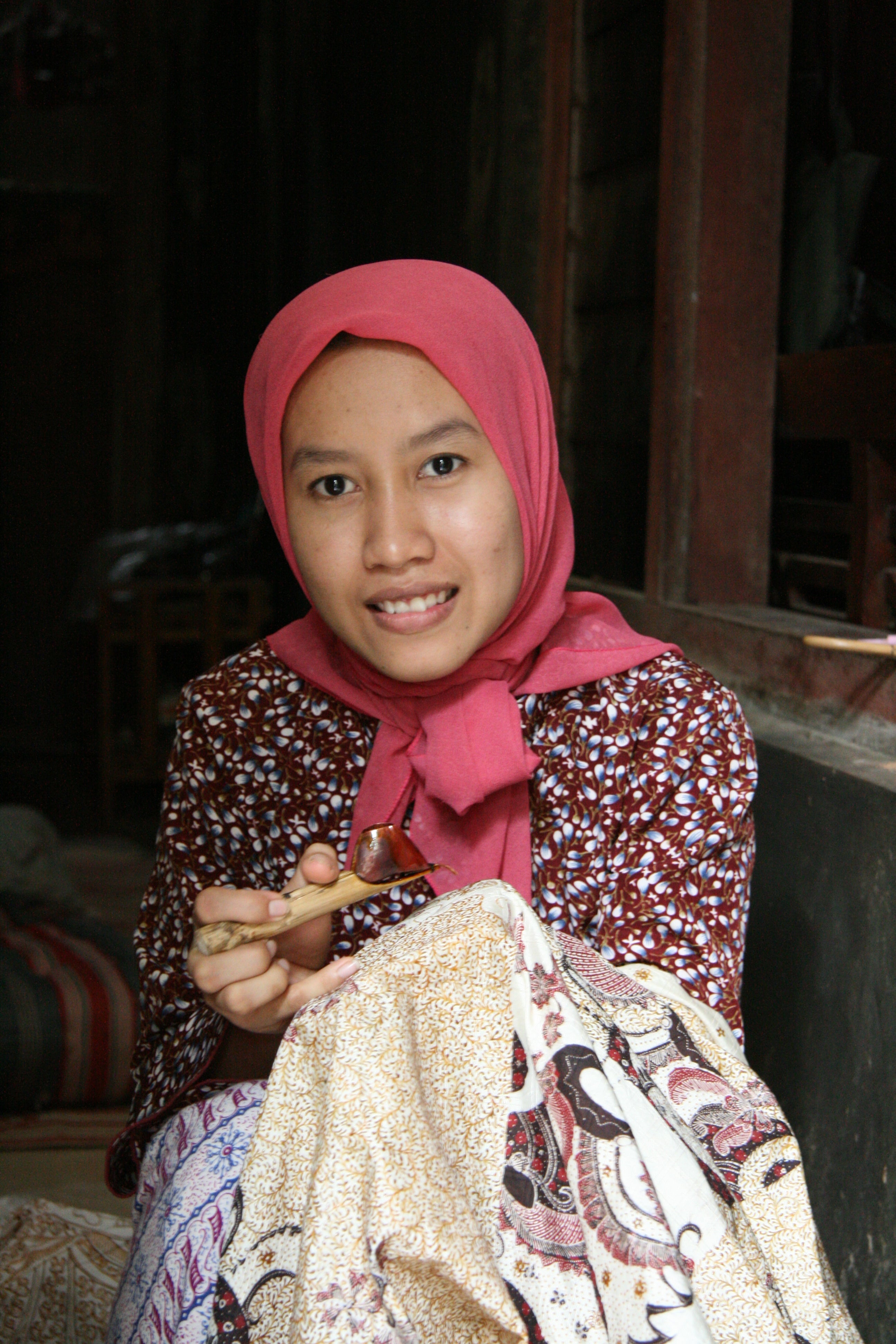 Ibu Zumrohtun creating batik tulis