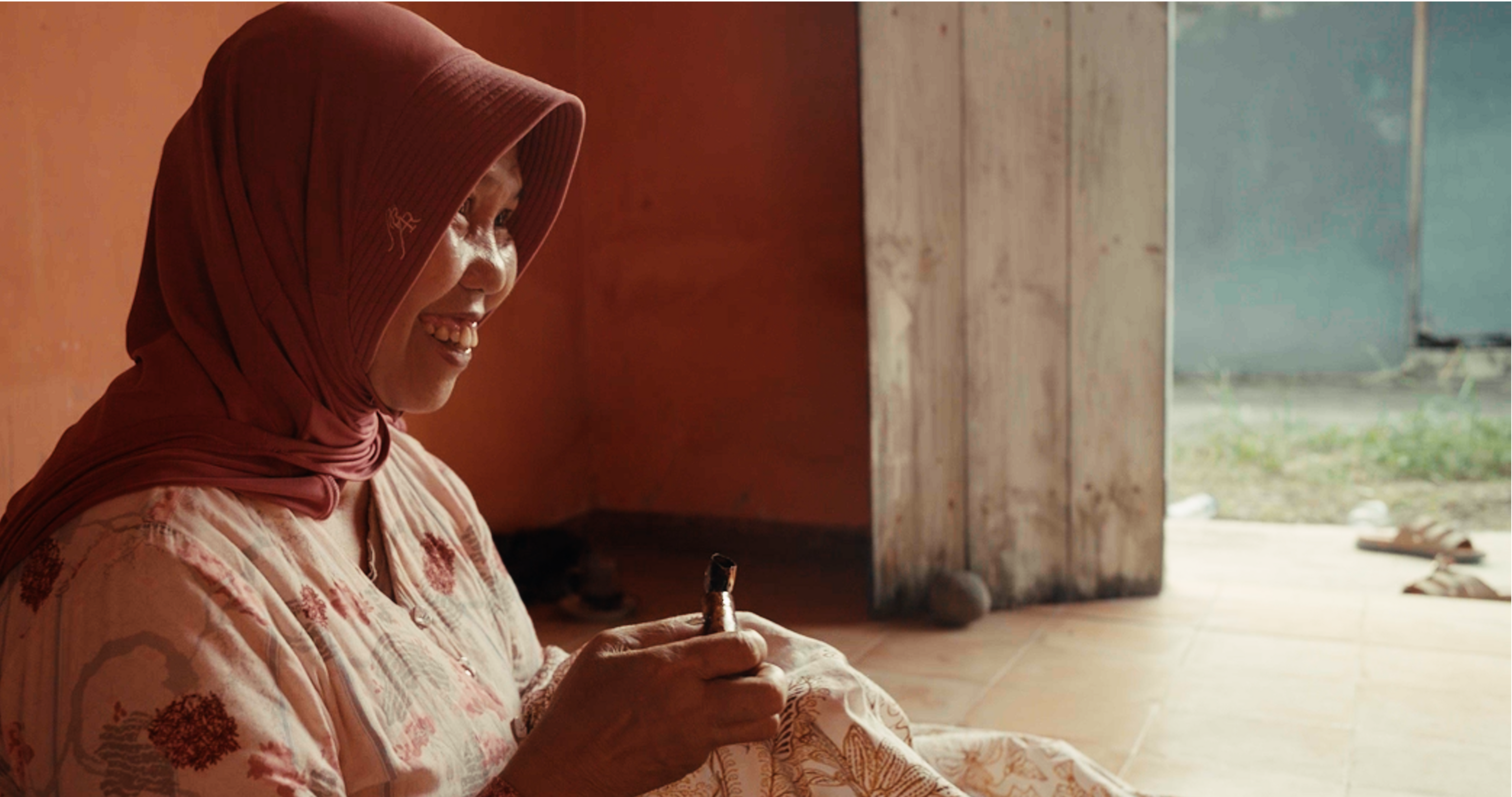 Ibu Nandiroh creating Rifa'iyah batik tulis