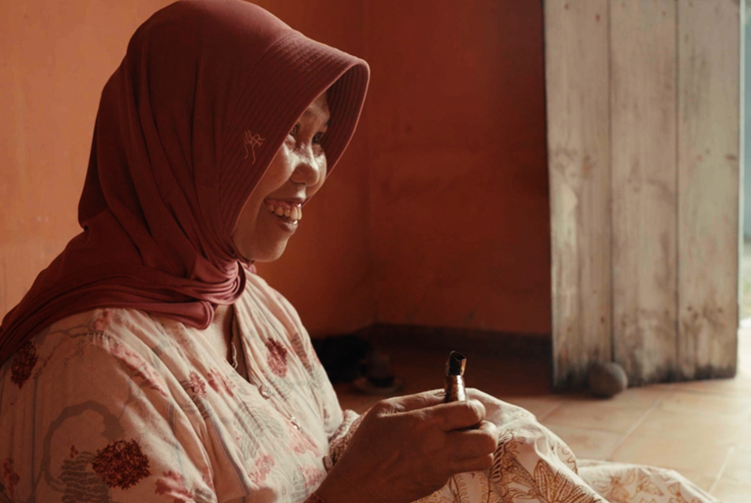 Ibu Nandiroh creating batik tulis